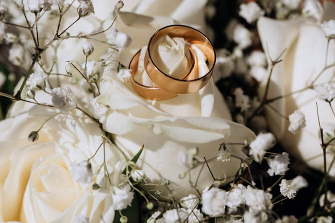 golden-wedding-rings-white-rose-from-wedding-bouquet (1)