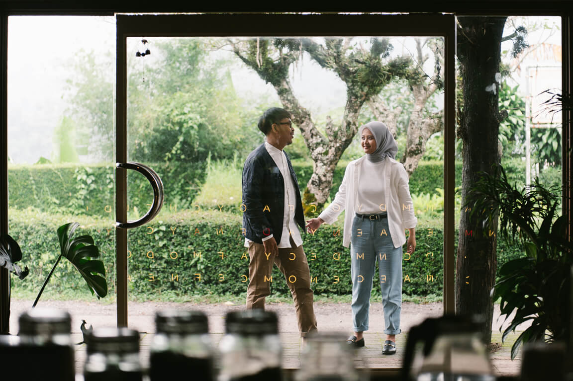 Slide 2 atas the bride groom